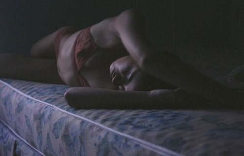bunnyjennyphotos:  alexis on an old mattress 