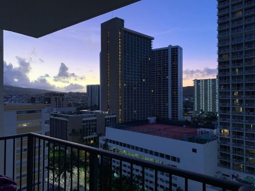 aloha kakahiaka . . . . . . . . . . . #timechangesucks #waikiki #oahu #nannyvacation #sunrise (at Ho