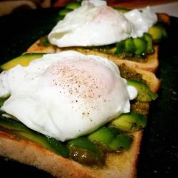 My one true love. 😍 #eggporn #eggs #food #foodie  #foodporn #foodieporn #foodofinstagram #instafood #instafoodie #avocado #avo #avoporn #basilpesto #pesto #breakfast #breakfastofchampions #weightloss #weightlossjourney