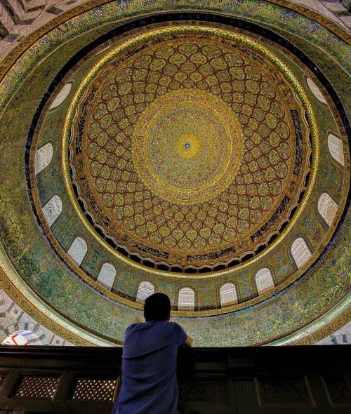 mutasemmesleh:  الصمتُ في حَرَمِ الجَمالِ جَمالُ ❤ ~ قبة الصخرة  . . The #Beauty of the Dome of the Rock ..  . . #Photo by @ahmed_0ar  . . #Palestinian #man #picoftheday #photooftheday #bestoftheday #instagood #life