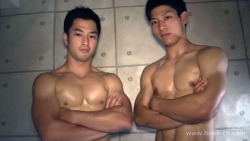 wrdimgvd:  Two seriously hot men in a straight porn scene from ガチ!!～ノンケの本能～ part 41.