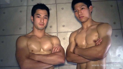 XXX wrdimgvd:  Two seriously hot men in a straight photo