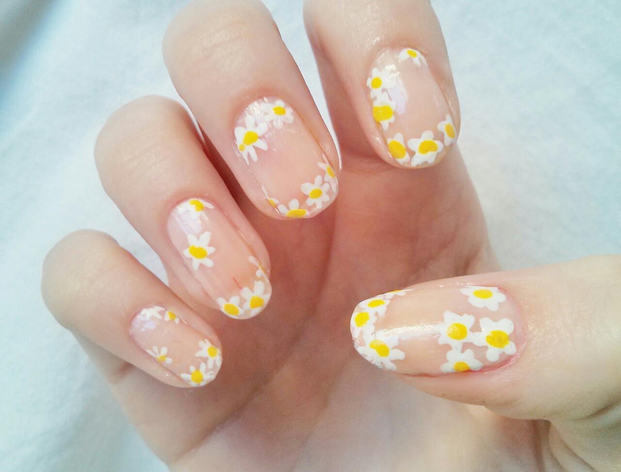 florosy:  realeasing:  Daisy nails :)  love these wow 