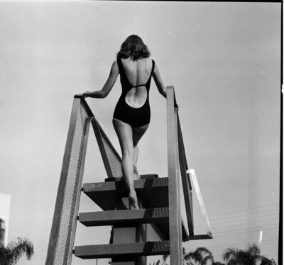 kundstphoto:  The Real Jessica Rabbit - Vikki ‘The Back’ Dougan was an actress in the 50’s who made her name by wearing, unheard of, super sexy backless dresses. She was the actual inspiration for Jessica Rabbit in ‘Who Framed Roger Rabbit?’