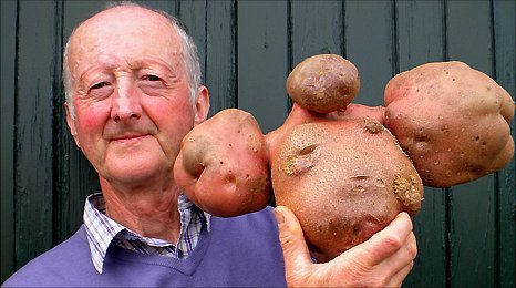 shmurdapunk:  hikergirl:  Peter Glazebrook is out of control.  Colossal carrot - 2014 (Picture: Nigel Roddis/REX (via Pictures of the day: 12 September 2014 - Telegraph)) Giant onion - 2011 (September 15, 2011 - Source: Christopher Furlong/Getty Images