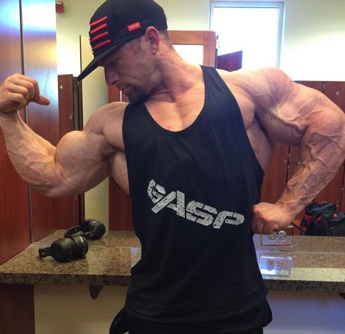 drwannabewannabe:  musclegodselfies:  John Jewett     John Jewett  