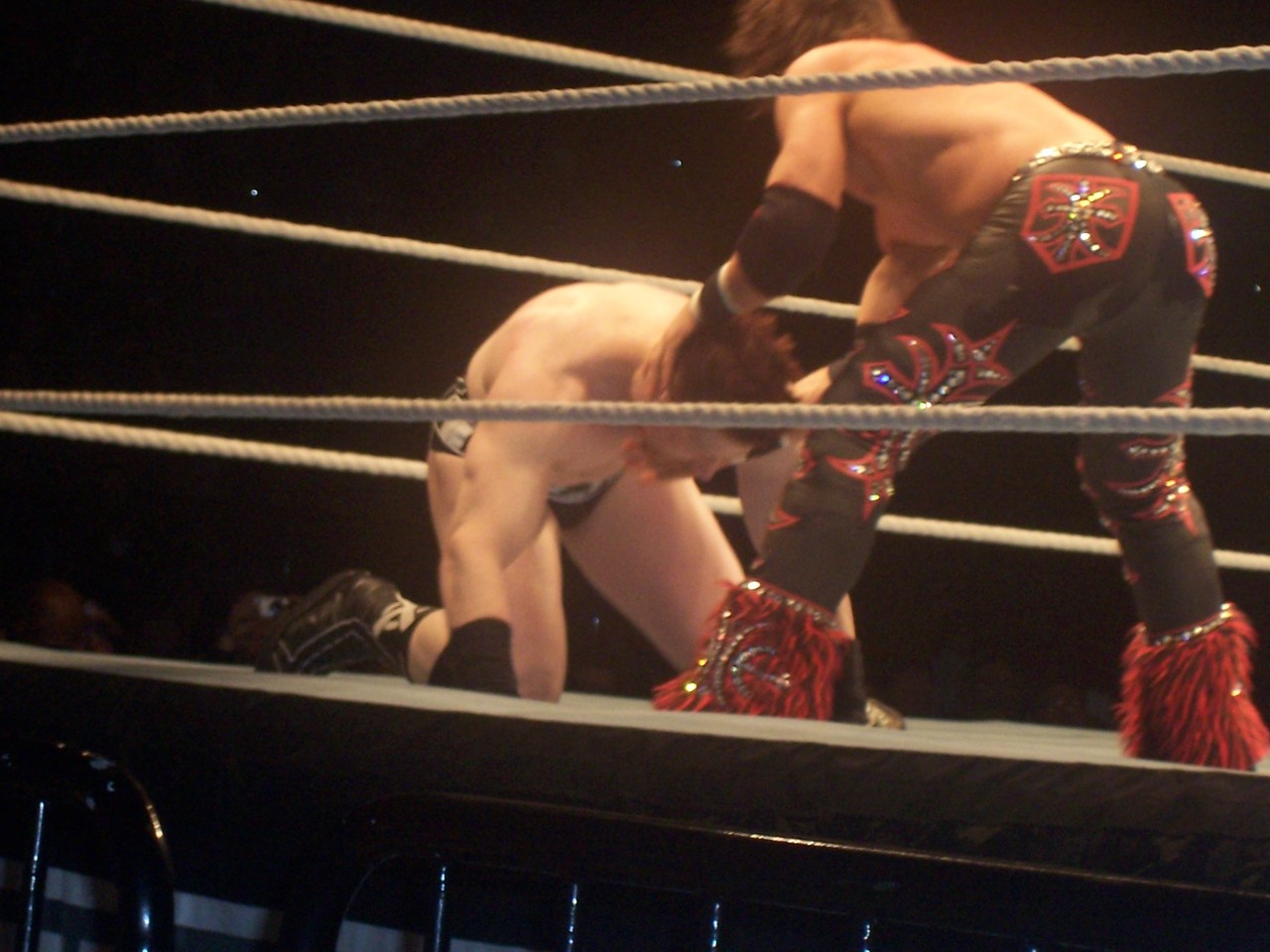 serenitywinchester:  King Sheamus vs John Morrison at a Raw live event in 2011. 