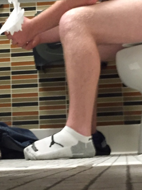 totaltopbottomsup: Oh yesss… One leg out of shorts !! Must be a good dump !!