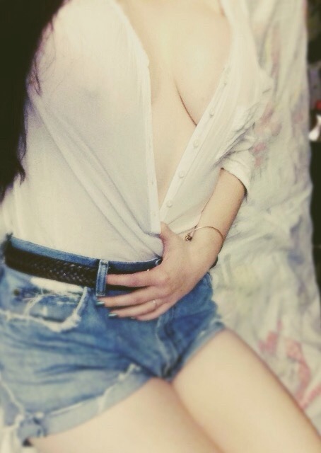 ohjezebel:  Taking this no bra thing to the next level ✌🏼️  Greay