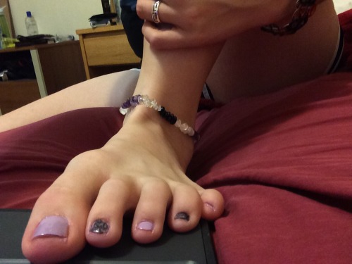 sams-toes: Who wants to kiss my toes?