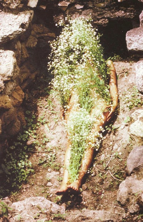 parkerandloulou - Ana Mendieta, Flowers on body. 1973