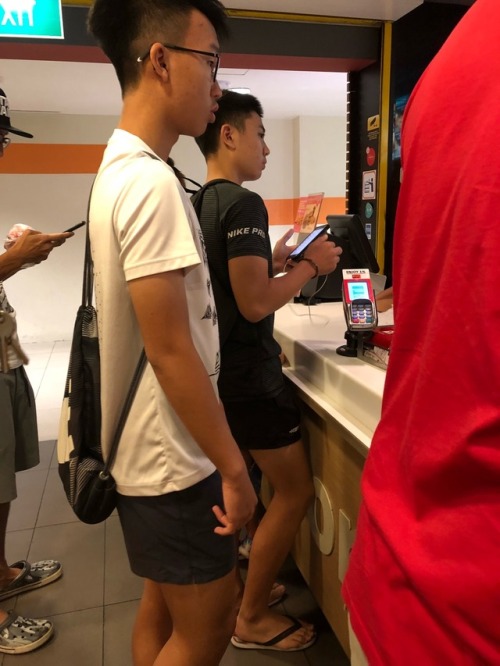 uniboysg: Cute lean boy spotted buying his Macs.