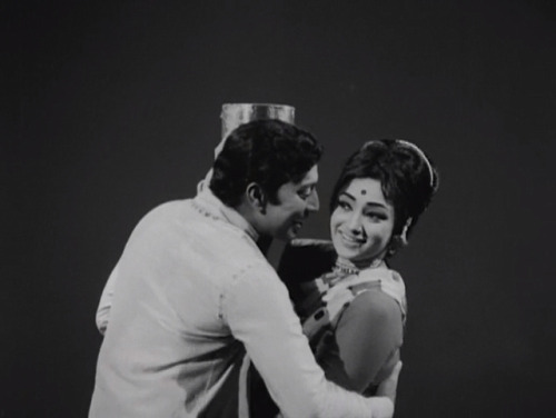 Lakshmi and R. Muthuraman in Kasethan Kadavulada (1972)