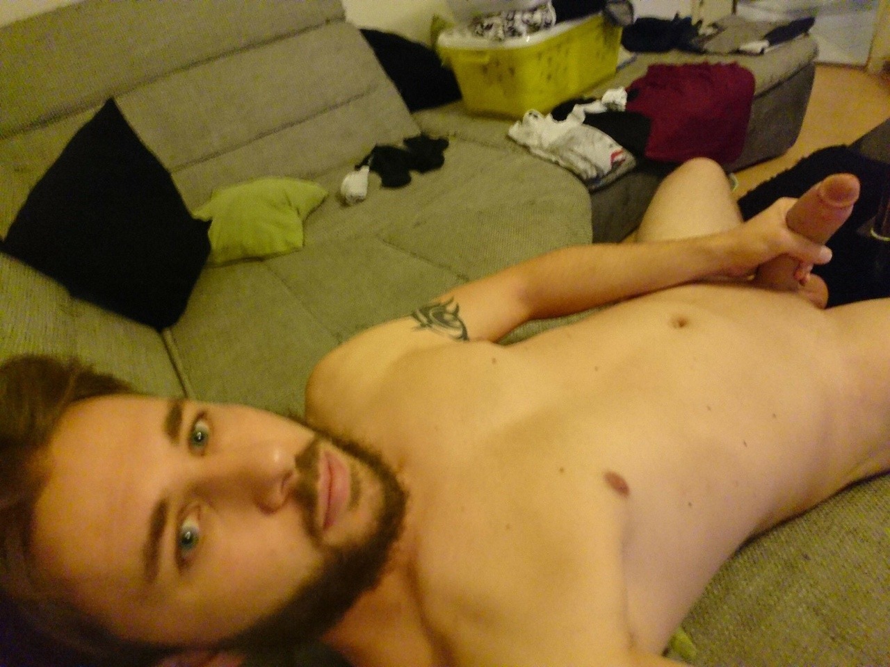 am-back:  A straight guy will do anything when they’re horny.. including sending