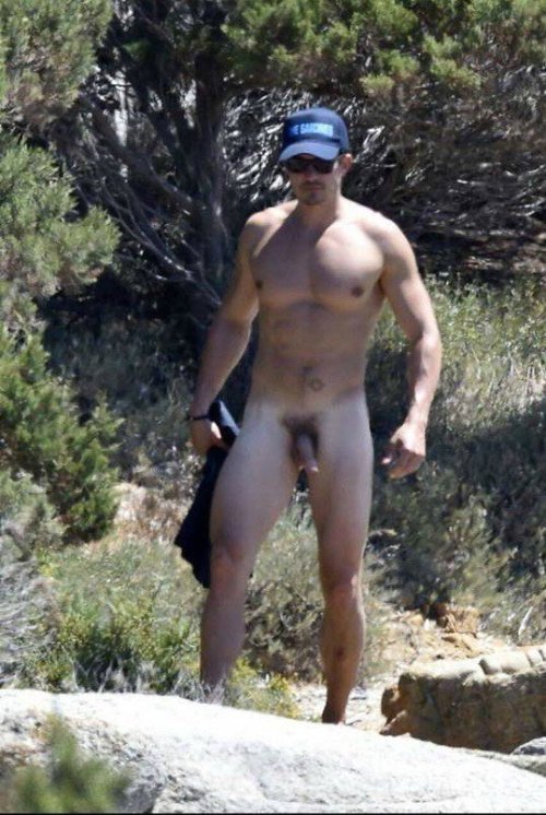 bizarrecelebnudes:  Orlando Bloom - British Actor (Part 2) Don’t know why he felt the need to kayak naked in front of a bunch of cameras but who’s complaining? Great dick. Never thought we’d see him fully naked.  