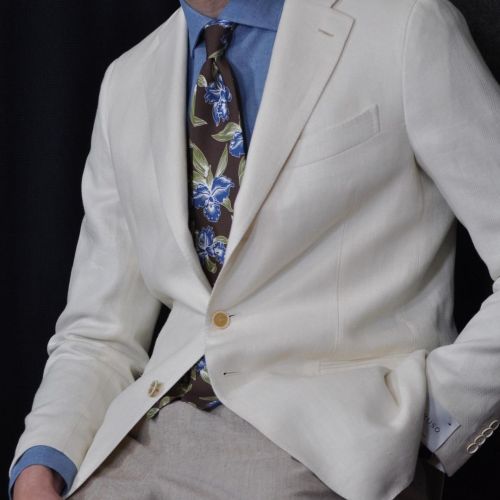 Tailored #whitejacket made by @carusomenswear exclusively for Wools Boutique Uomo. The Boheme model 