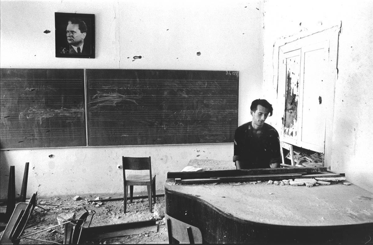  Mostar, Bosnia, September 1992. A Bosnian soldier plays the piano in the destroyed