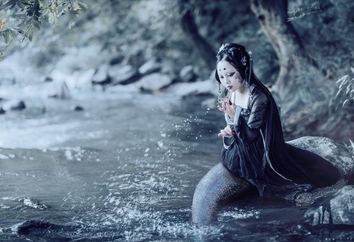 【黑鱼】 Black FishDarkly elegant mermaid photoshoot by 宇宙小航. The model is wearing traditional Chinese h