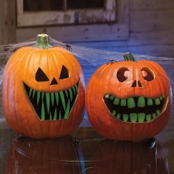 archiemcphee:  For awesomely ferocious or extra-derpy jack-o’-lanterns try adding Glow-in-the-Dark Pumpkin Teeth, created by Bob B Conner of the Pumpkin Teeth Etsy shop.[via sosuperawesome]