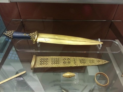 Ceremonial gold dagger of Queen Pu-Abi of Ur, Sumer, 2500 BC