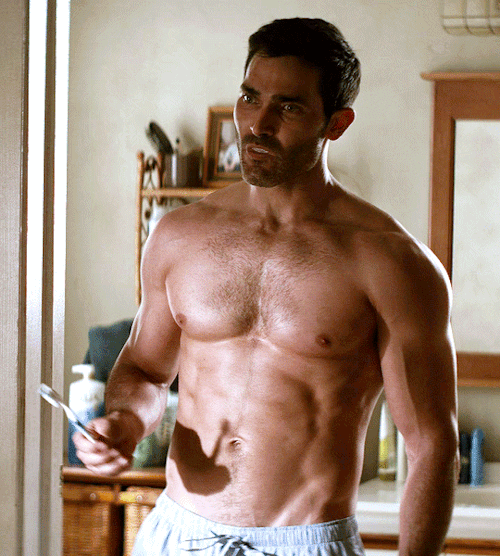 TYLER HOECHLIN As Clark Kent “Tried And True” — Superman & Lois (2.06)