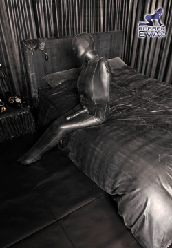 rubbercoated:  aloudlyshadycollector:  Free pics and videos… www.femdom-latex.com  Complete rubber room. 