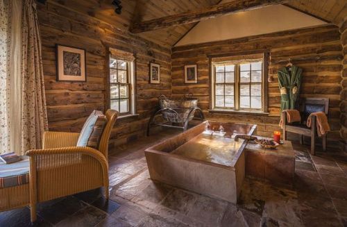luxuryaccommodations:Romantic Cabin Getaway in ColoradoStunning wooden interiors along with upscale 