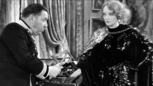 Marlene Dietrich in: Dishonored (1931).