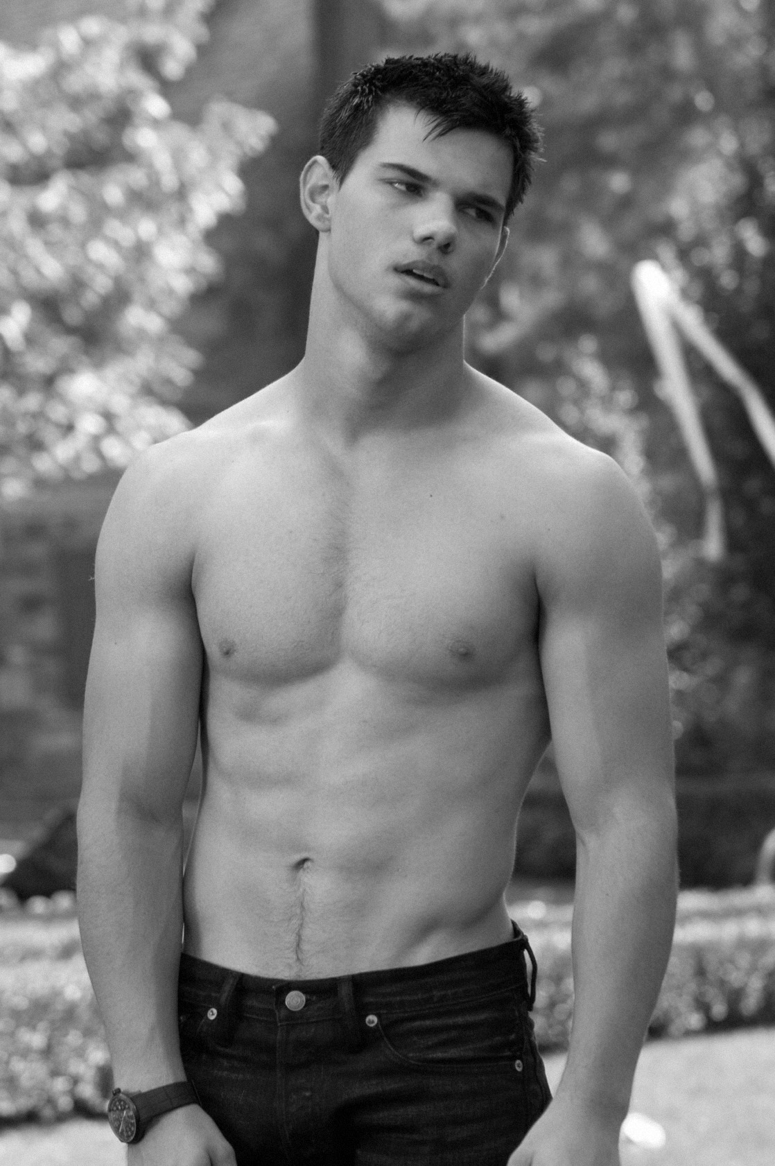 Taylor Lautner got huge!!!