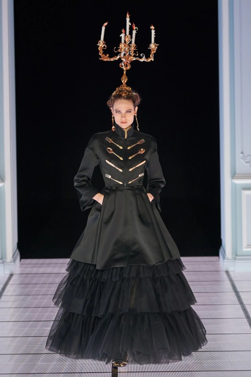 Moschino Fall 2022 Ready-to-WearPhotos by Alessandro Lucioni / Gorunway.com