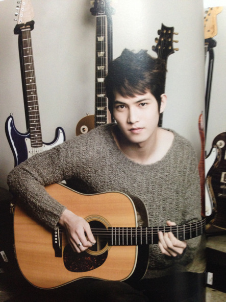 beeichigo:  The FNC magazine  cr dc gall 