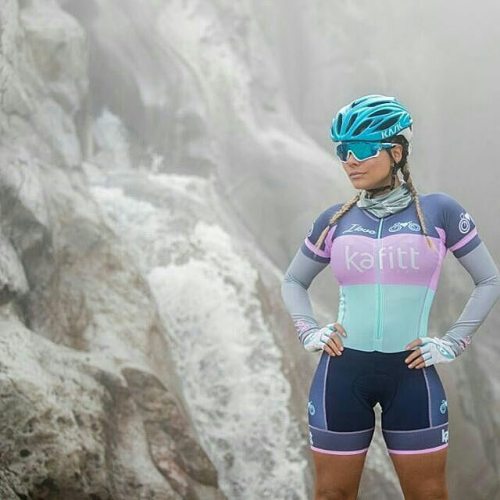 ciclografias: @chicas.ciclistas - @kafitt_rd - Que tu límite sea el cielo!!! ⛅ . #ChicasCiclistas #c