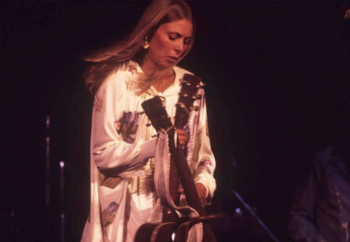 bobdylan-n-jonimitchell: Joni Mitchell, Universal Amphitheatre, August 1974 © Henry Diltz.