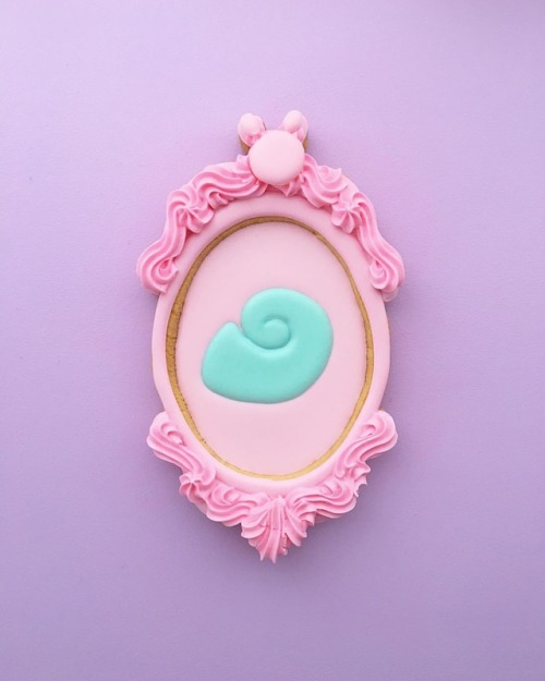 acornmilk-sweets: Ariel emblem cookie‍♀️ * * She is my favorite princess * * ディズニーアニメーターの @oonar