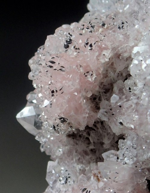 Quartz with Manganite inclusions on Kutnohorite - N’Chwaning II Mine, Kuruman, North Cape Province, 