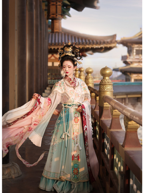 chinese hanfu by 衔泥小筑