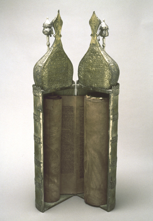 hiddurmitzvah: Torah case with onion dome crown from Calcutta, India (1830).