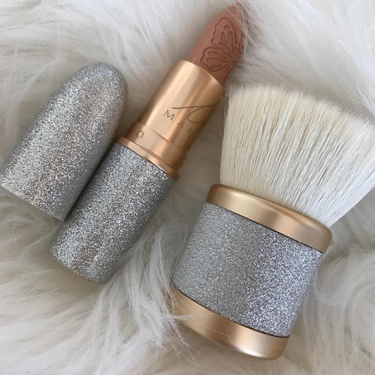 rheveur: glamprincesstara:  The Kabuki Brush/Bit of Bubbly Lipstick  /*/* 