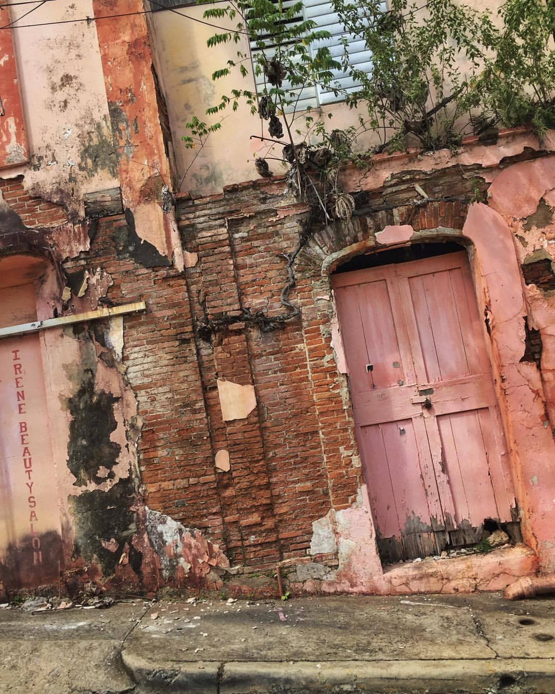 graficouno:  Hostorias y más historias. #vintage #building #pr #puertorico #pur