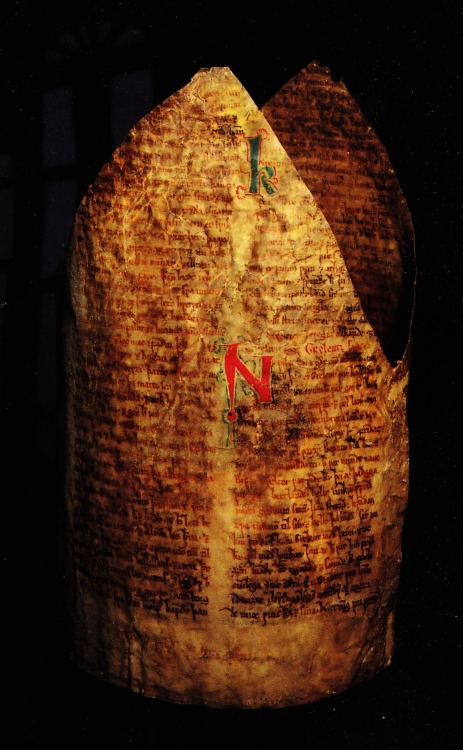 erikkwakkel:A love story hidden in a hat You are looking at a medieval book from c. 1270, but it h