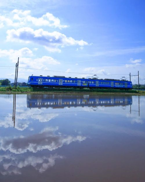 【滋賀県】田んぼの鏡☁️ . もう１回田んぼ行きたかったけど、 もう日程的に厳しいかな . （2022/05/02撮影） . #田んぼのある風景 #田んぼの水鏡 #田んぼ風景 #近江鉄道 #田んぼリフ