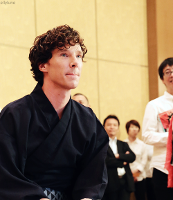 redandbluebowties:  nowimsherlocked:  estherlune: THIS JAPAN TRIP IS GONNA KILL ME [x] He is wearing just a robe (yukata). What do you think he is wearing underneath??  I hope Ben’s all about tradition cause he’s actually not suppose to wear anything