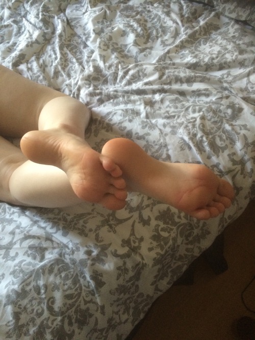 ellessexyfeet:  Playing games 