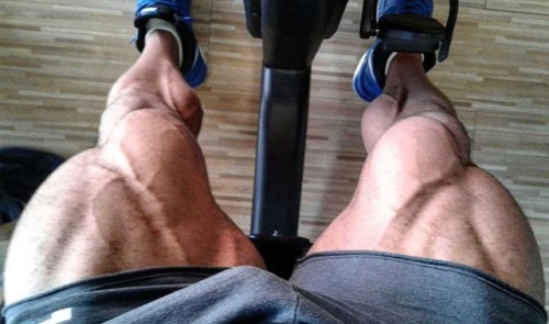 deadlifts-and-derrida: plax999:   Marcello de Angelis  Please repost and follow: https://plax999.tumblr.com/archive 😘   Too wide for doors. 