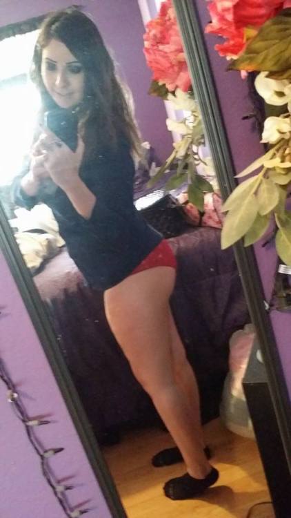 azucenamoon: Wish I had a fatter ass, if I feel comfortable on here I’m gonna show a lot more.