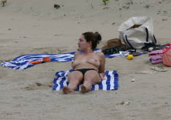 toplessbeachcelebs:  Kelly Brook (British Model) sunbathing topless in St. Bart’s (January 2008)