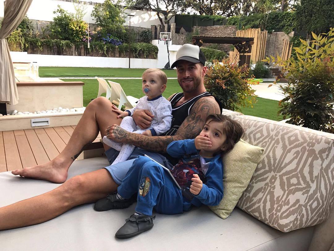 ineedofyousergioramos:  @sr4oficial: “Viendo a #LaRoja Jr 💪Watching #LaRoja