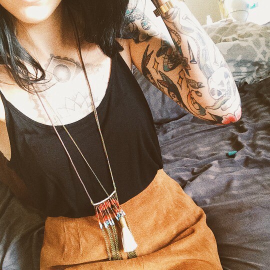lady-delicat:  Vintage leather smell tho. Going out and wearing real clothes💃🏻