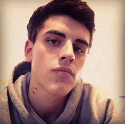 gaycelebsfakes:  fuckyoustevepena:  He’s NAKED!! Check out Jack Gilinsky  Jack Gilinsky is so hot