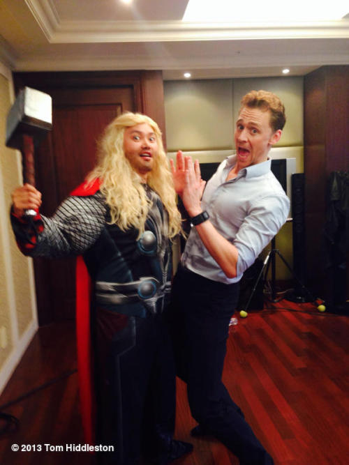 t-w-hiddleston:Tom Hiddleston: Bumped into an old friend at SNL Korea. say.ly/Elo6YXN (@tvN_S